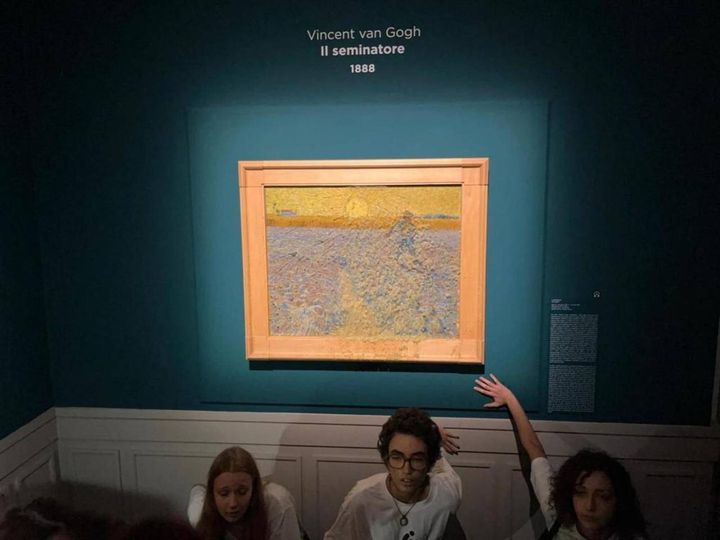 Azione degli ambientalisti di Ultima Generazione alla mostra di Van Gogh a Roma