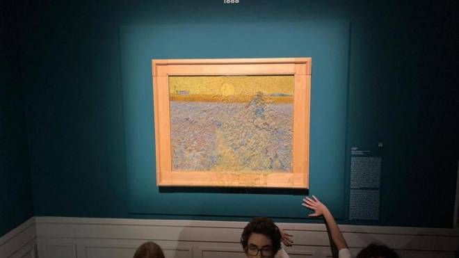 Azione degli ambientalisti di Ultima Generazione alla mostra di Van Gogh a Roma