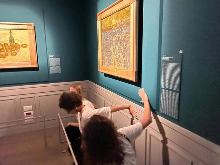Azione degli ambientalisti di Ultima Generazione alla mostra di Van Gogh a Roma. 
