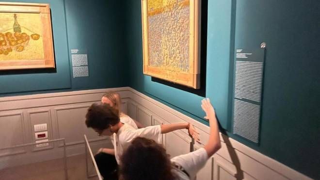 Azione degli ambientalisti di Ultima Generazione alla mostra di Van Gogh a Roma. 
