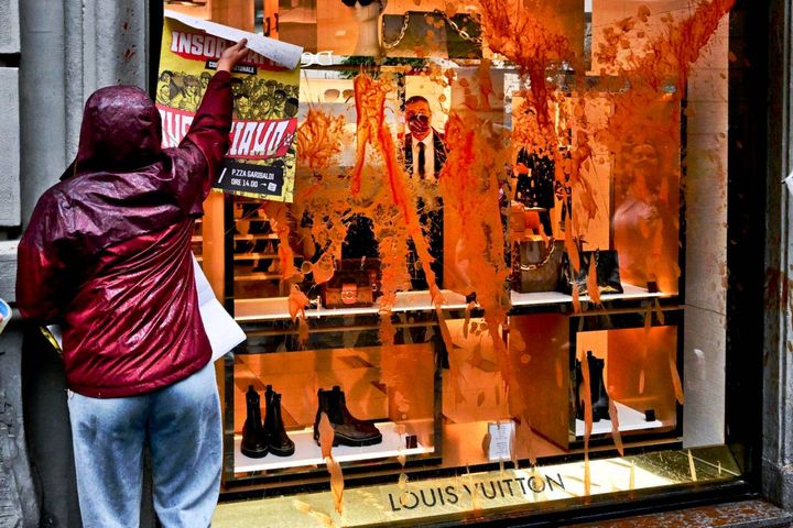 La protesta degli attivisti di Friday for Future: i ragazzi hanno imbrattato di succo di pomodoro vetrine di negozi di marchi di abbigliamento di lusso nelle vie dello shopping del centro di Napoli. 