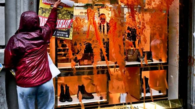 La protesta degli attivisti di Friday for Future: i ragazzi hanno imbrattato di succo di pomodoro vetrine di negozi di marchi di abbigliamento di lusso nelle vie dello shopping del centro di Napoli. 