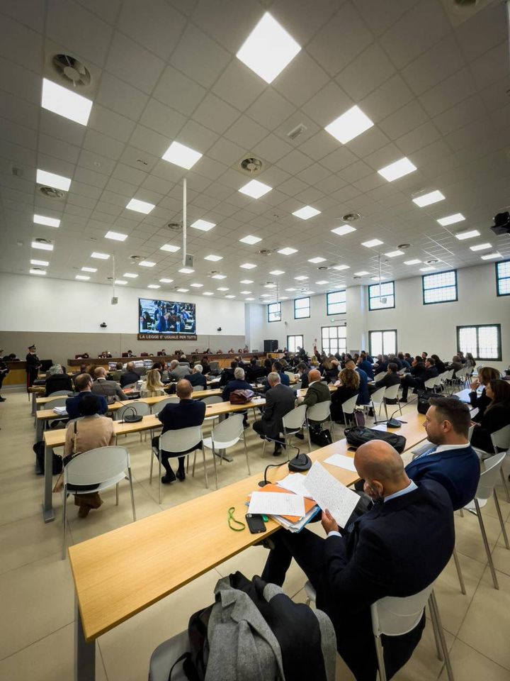 L’aula bunker del carcere di santa Maria Capua Vetere dove si è svolta la prima udienza del processo per le presunte violenze sui detenuti