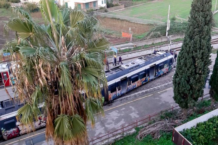 Il treno della linea Circumvesuviana deragliato all'ingresso della stazione di Pompei Santuario, nel Napoletano. Nessun ferito tra i 30 passeggeri a bordo