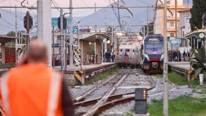 Il treno della linea Circumvesuviana deragliato all'ingresso della stazione di Pompei Santuario, nel Napoletano. Nessun ferito tra i 30 passeggeri a bordo