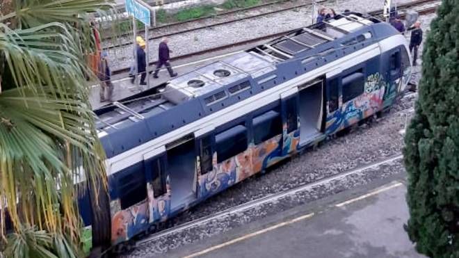 Il treno deragliato alla stazione di Pompei Santuario