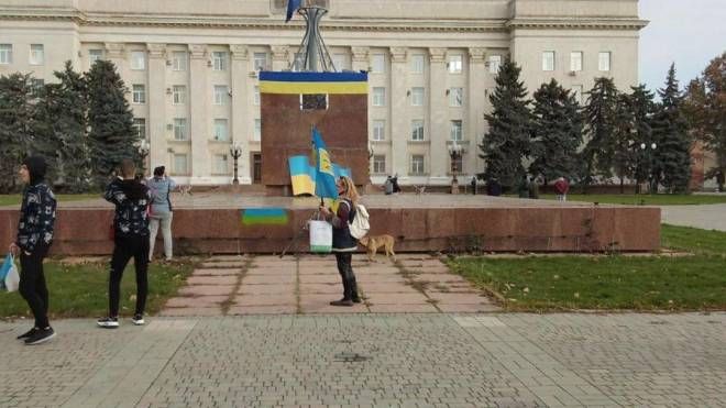 La gente ha appeso la bandiera ucraina nella piazza principale della città in attesa dei soldati ucraini (Forze armate ucraine/Ansa)