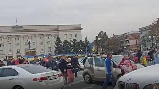 I festeggiamenti a Kherson. Immagini tratte dai video postati sui social (Forze armate ucraine/Ansa)