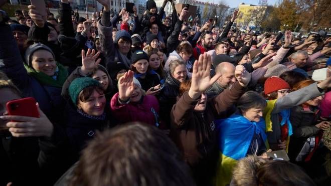 Cittadini ucraini aspettano il presidente a Kherson (Epa/Oleg Petrasyuk)
