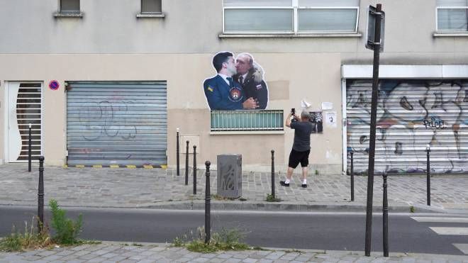 Ozmo: il bacio tra Putin e Zelensky a Belvedere di Belleville a Parigi (Ansa)