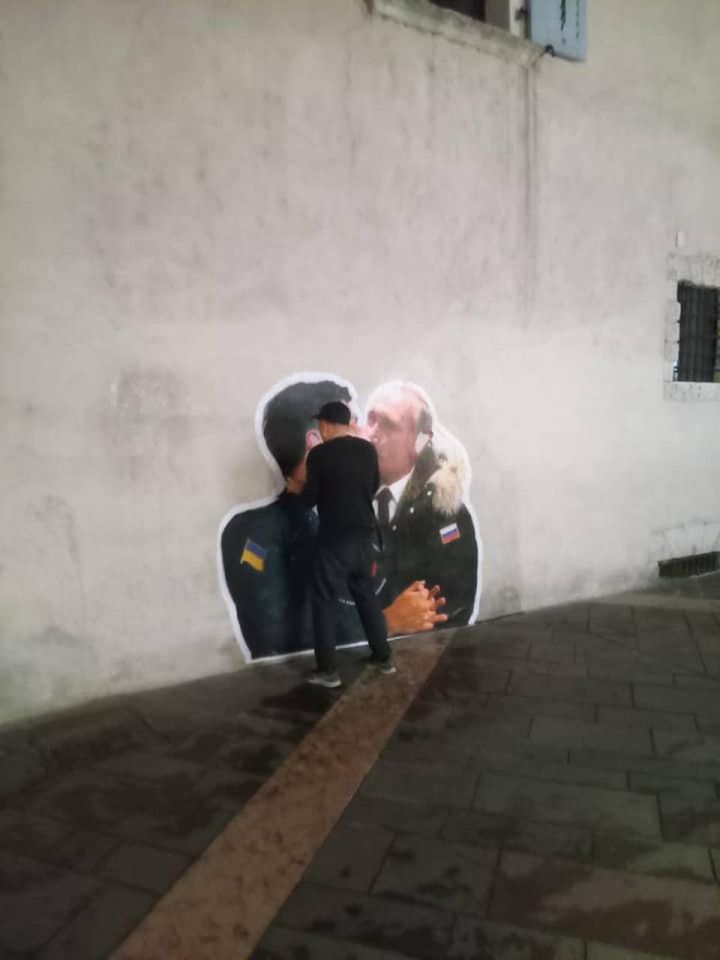 Ozmo: il bacio tra Putin e Zelensky a Belvedere a Trento (Facebook)