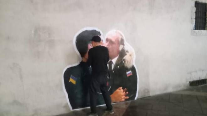Ozmo: il bacio tra Putin e Zelensky a Belvedere a Trento (Facebook)