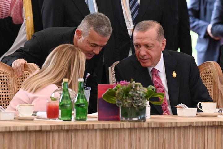 Meloni con il presidente turco Recep Tayyip Erdogan (Epa/Sonny Tumbelaka/Pool)