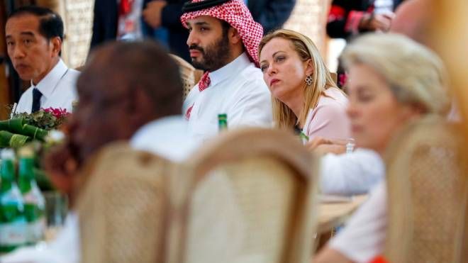 Il principe e premier dell'Arabia Saudita Mohammed bin Salman e Giorgia Meloni (Epa/Ajeng Dinar Ulfiana/Pool)