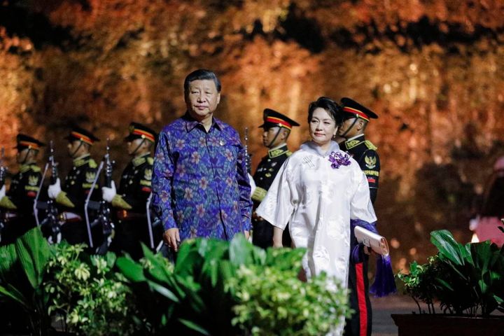 Il presidente cinese Xi Jin Ping e sua moglie Peng Liyuan (Epa/Willy Kurniawan/Pool)