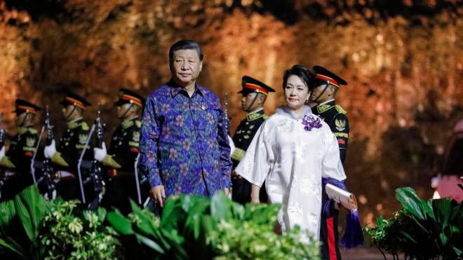 Il presidente cinese Xi Jin Ping e sua moglie Peng Liyuan (Epa/Willy Kurniawan/Pool)