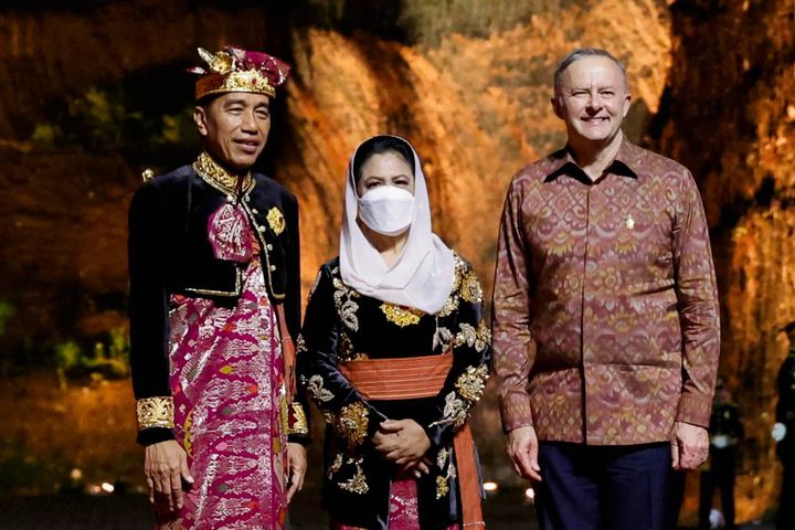 Il presidente indonesiano Joko Widodo e sua moglie Iriana Widodo con il premier australiano, Anthony Albanese (Epa/Willy Kurniawan/Pool)