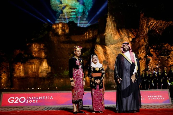 Il principe Mohammed bin Salman con il presidente indonesiano e sua moglie (Epa/Willy Kurniawan/Pool)