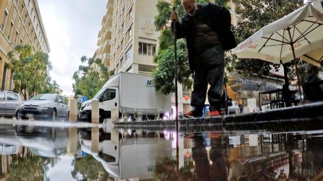 Dopo il temporale una strada allagata nel centro di  Napoli a causa delle caditoie otturate