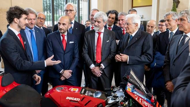 Il campione del mondo della MotoGp Francesco Bagnaia con il suo team al Quirinale per l'incontro con il presidente della Repubblica Sergio Mattarella (Ansa)