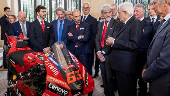 Il campione del mondo della MotoGp Francesco Bagnaia con il suo team al Quirinale per l'incontro con il presidente della Repubblica Sergio Mattarella (Ansa)