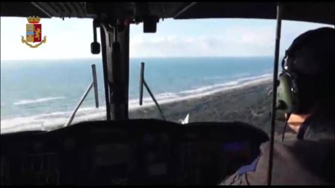 Immagine tratta da un video che mostra un momento dell'operazione 'Mare aperto' della polizia di Caltanissetta (Ansa)