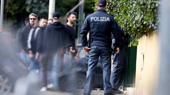 La polizia scientifica esegue i rilievi nell'appartamento in via Durazzo dove una transessuale è stata trovata morta