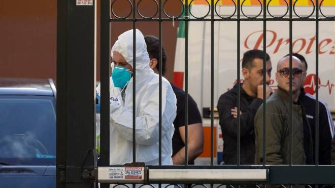 La polizia scientifica esegue i rilievi nell'appartamento in via Durazzo dove una transessuale è stata trovata 