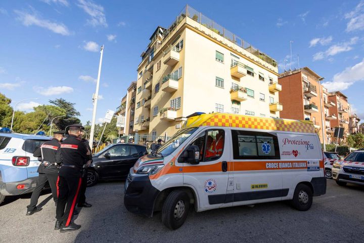 La polizia scientifica esegue i rilievi nell'appartamento in via Durazzo dove una transessuale è stata trovata 