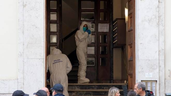 Uomini della scientifica eseguono i rilievi nel palazzo in via Augusto Riboty dove due donne sono state trovate morte