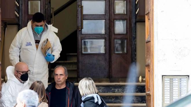 Uomini della scientifica eseguono i rilievi nel palazzo in via Augusto Riboty dove due donne sono state trovate morte