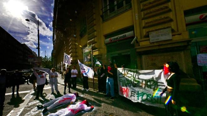 La manifestazione organizzata a Napoli contro i presunti abusi sessuali alla Federico II, il caro alloggi, l'alternanza scuola lavoro e il Governo 