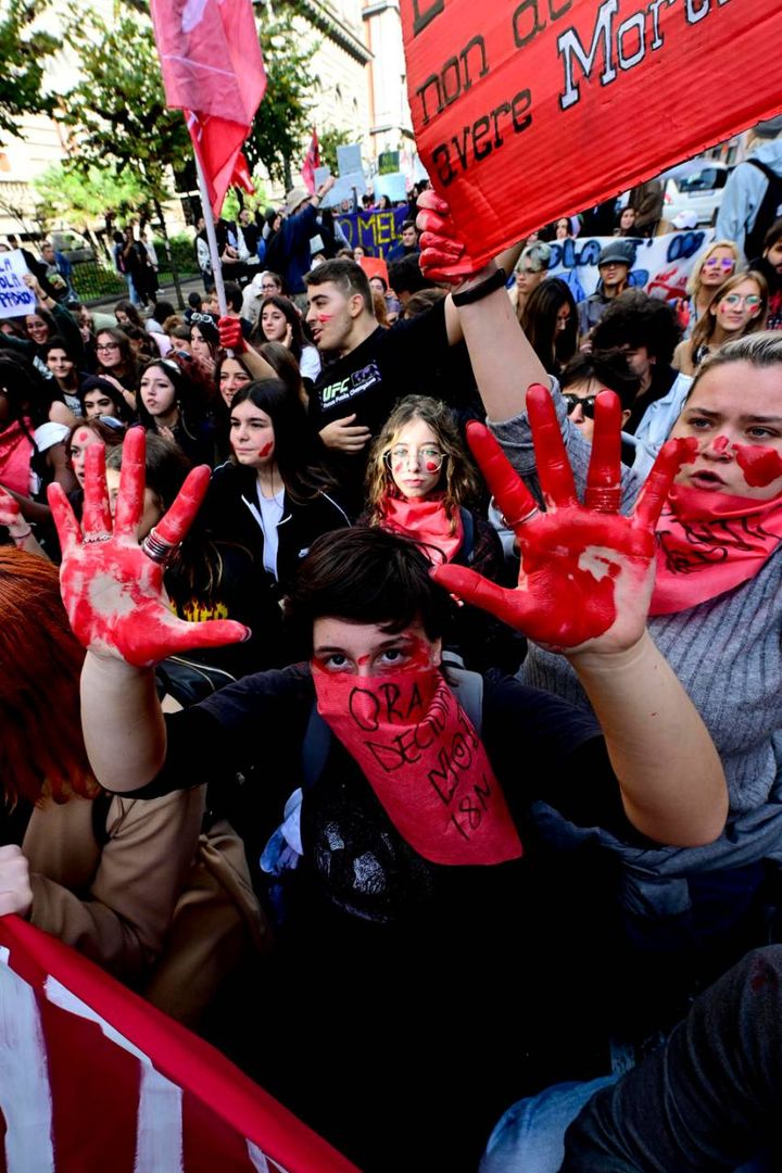 La manifestazione organizzata a Napoli contro i presunti abusi sessuali alla Federico II, il caro alloggi, l'alternanza scuola lavoro e il Governo 
