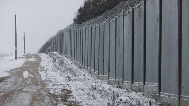 Barriera elettronica al confine tra Polonia e Bielorussia (Ansa)