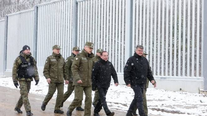 IL ministro dell'Interno polacco Mariusz Kaminski in visita al nuovo muro (Ansa)
