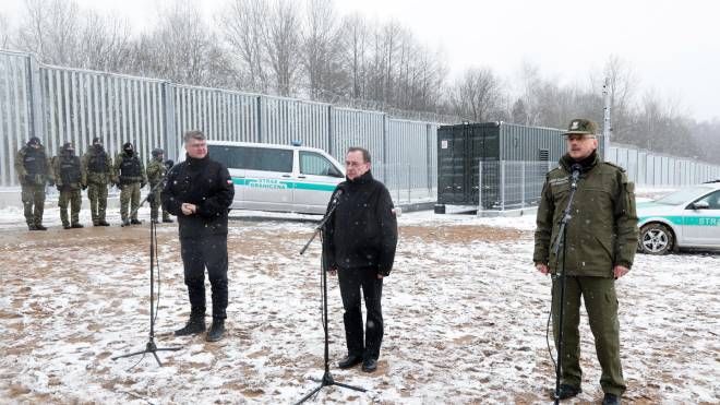 IL ministro dell'Interno polacco Mariusz Kaminski in visita al nuovo muro (Ansa)