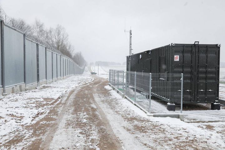 Barriera elettronica al confine tra Polonia e Bielorussia (Ansa)