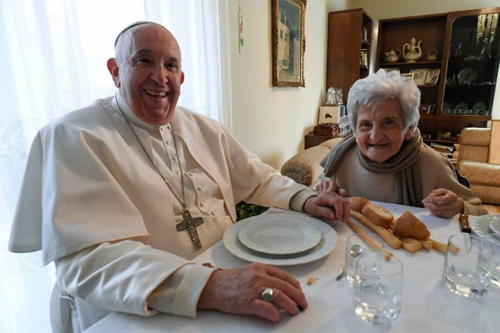 Papa Francescoi a pranzo dalla cugina Carla Rabezzana a Portacomaro, nell'Astigiano. Agnolotti e bunet (Ansa)