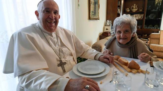 Papa Francescoi a pranzo dalla cugina Carla Rabezzana a Portacomaro, nell'Astigiano. Agnolotti e bunet (Ansa)