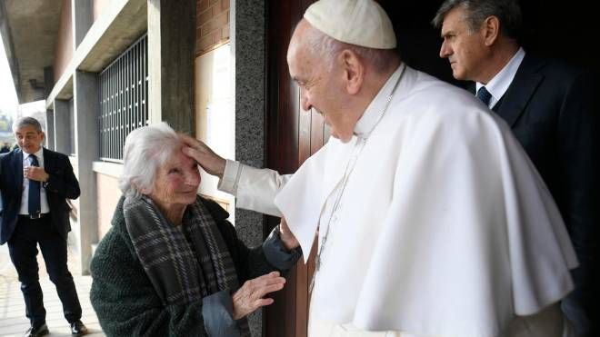 Papa Francesco in visita alla cugina Carla Rabezzana a Portacomaro, nell'Astigiano (Ansa)