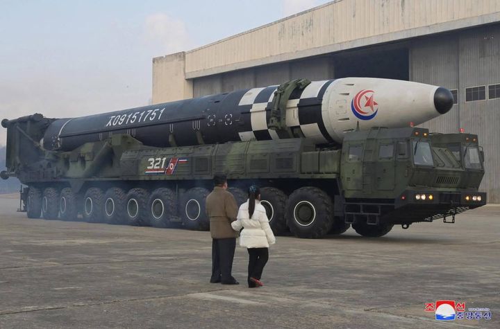 Nord Corea: Kim Jong-Un ispeziona il lancio dell'ultimo missile intercontinenatale con la figlia (Ansa)