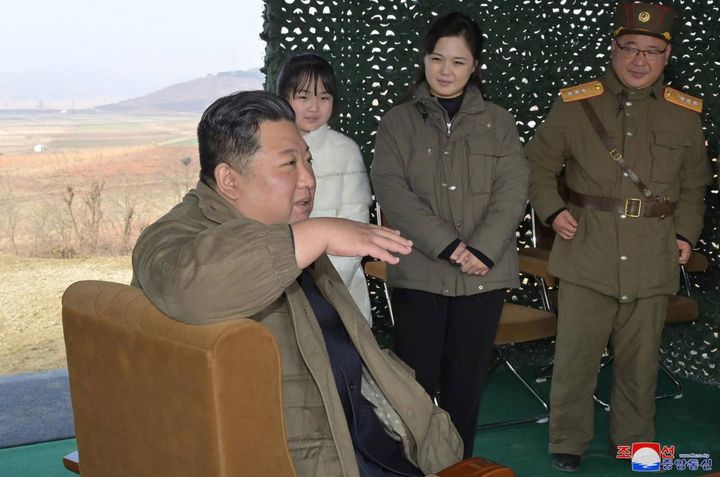 Nord Corea: Kim Jong-Un ispeziona il lancio dell'ultimo missile intercontinenatale con la figlia (Ansa)