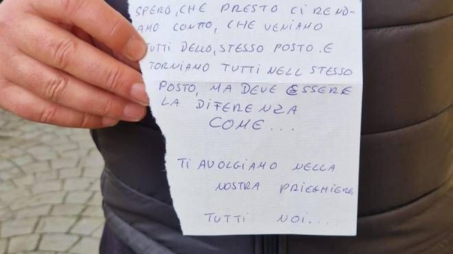 Un bigliettino lasciato con una candela, un angioletto di ceramica e un vasetto con dei fiori di fronte alla porta rossa di Martha Castano Torres, una delle tre donne uccise giovedì a Roma, 19 novembre 2022.