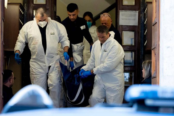 Uomini della scientifica eseguono i rilievi nel palazzo in via Augusto Riboty dove due escort cinesi sono state trovate morte, Roma, 17 novembre 2022.