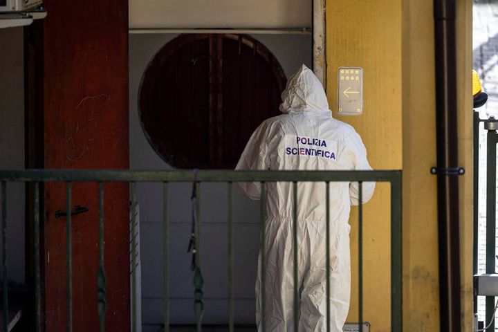 La polizia scientifica esegue i rilievi nell'appartamento in via Durazzo dove è stata trovata morta la colombiana sessantacinquenne Marta Castano Torres. Roma, 17 novembre 2022