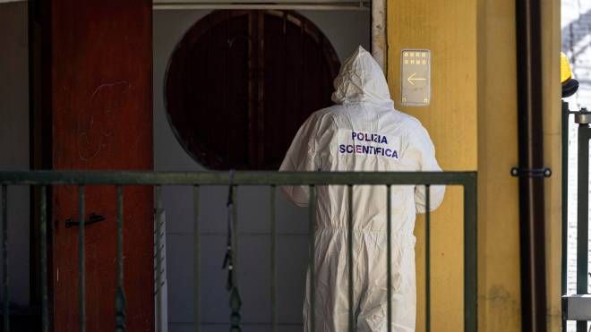La polizia scientifica esegue i rilievi nell'appartamento in via Durazzo dove è stata trovata morta la colombiana sessantacinquenne Marta Castano Torres. Roma, 17 novembre 2022