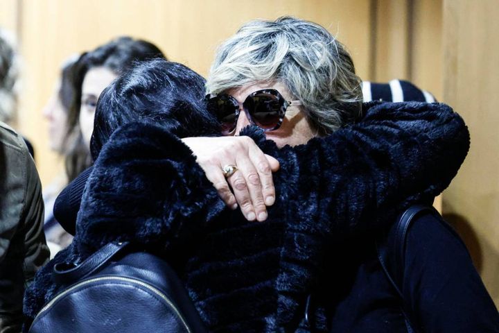 Patrizia Massoli, nonna di Desirée abbraccia Barbara  Mariottini durante la lettura della sentenza di appello sull'omicidio