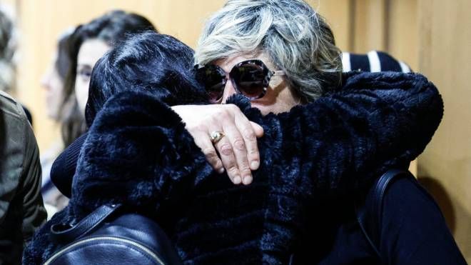 Patrizia Massoli, nonna di Desirée abbraccia Barbara  Mariottini durante la lettura della sentenza di appello sull'omicidio