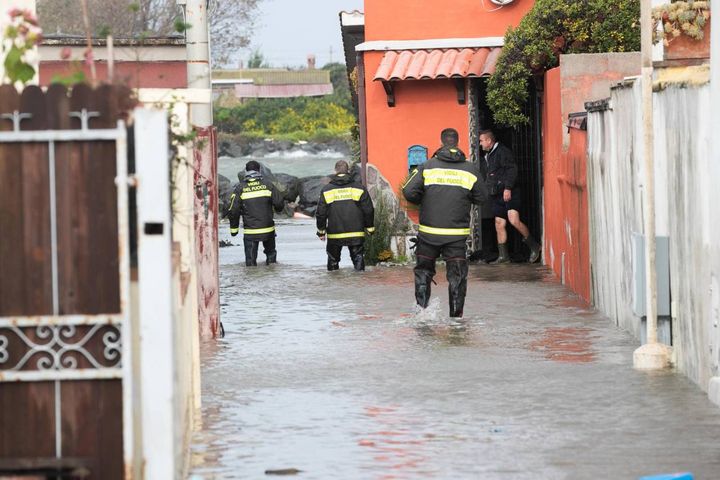 Nelle immagini l'Idroscalo di Ostia con numerosi allagamenti a causa della violenta mareggiata. Sul posto i Vigili del Fuoco, 22 novembre 2022.