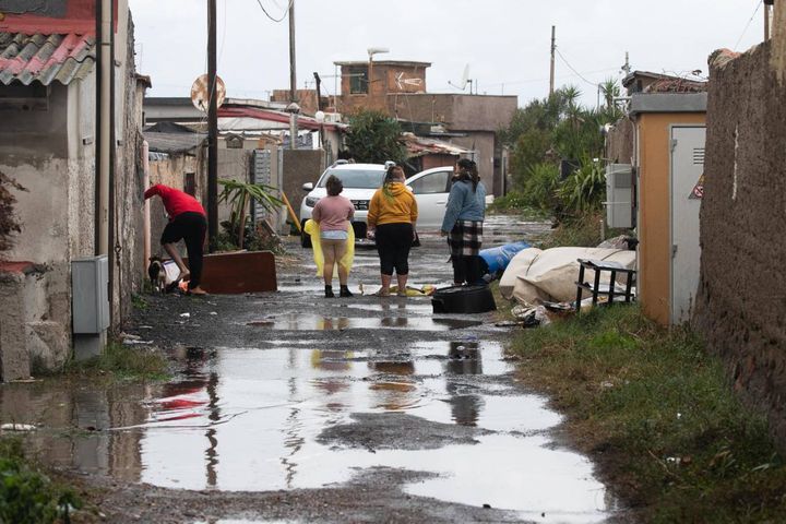 Maltempo: ad Ostia cede frangiflutti, piccoli allagamenti, persone evacuate 